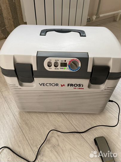 Автомобильный холодильник vector