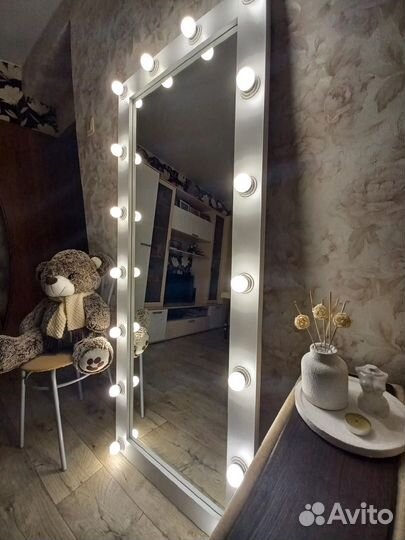 Гримерное зеркало с лампочками
