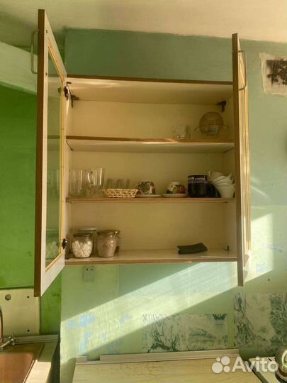 Шкаф и стол от кухонного гарнитура бесплатно