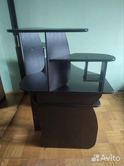 Компьютерный стол угловой с полками