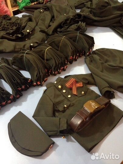 Военная форма, ремень, звёзды, шлем танкиста