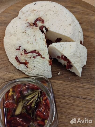 Сыр адыгейский домашний с вялеными томатами