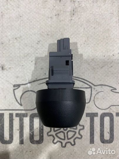 Кнопка аварийной сигнализации Toyota Rav4 A30