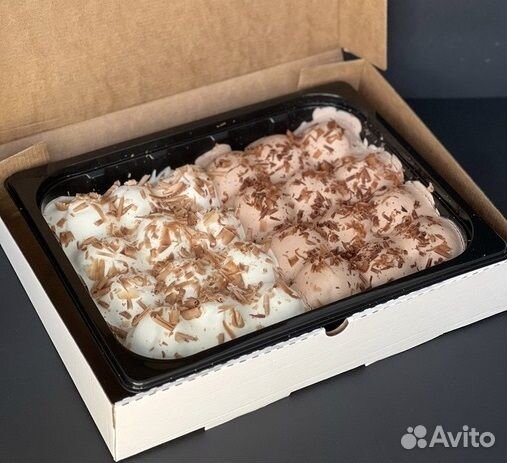 Шоколадные и сливочные профитроли в одной коробке