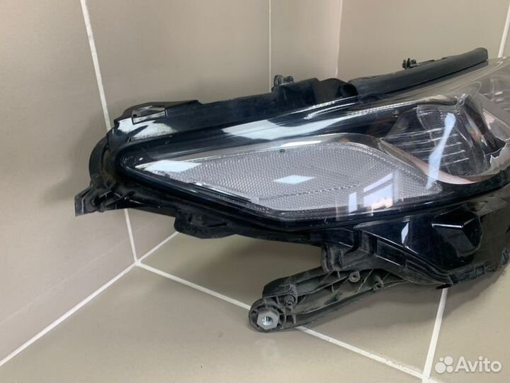 Фара передняя правая Toyota Camry 2017