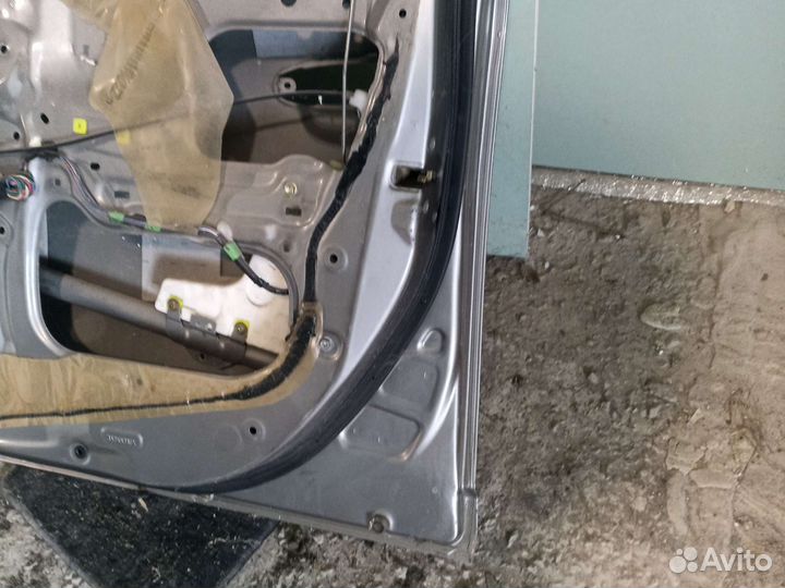 Дверь передняя правая Toyota Yaris Vitz SCP10