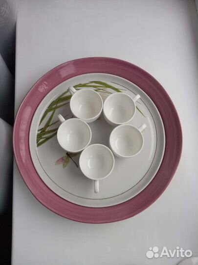 Кофейные чашки и блюдца