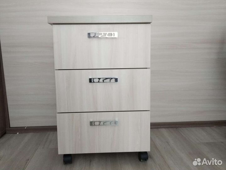 Тумбочка с выдвижными ящиками