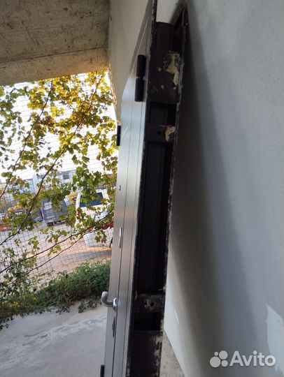 Дверь входная металлическая левая бу