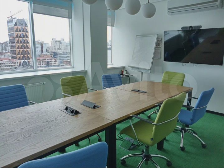 Офис, рабочие места с мебелью