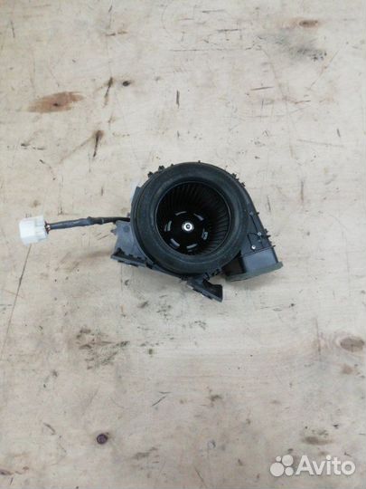 Мотор охлаждения батареи Toyota Prius ZVW50