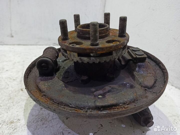 Кулак задний правый Субару