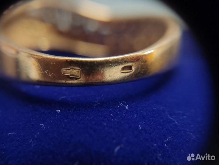 Золотое кольцо 585, массой 3.4 грамма. (Р17.5)