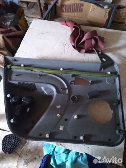 Обшивка двери передняя правая