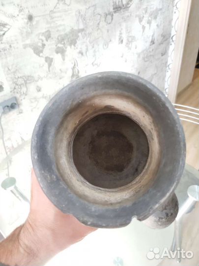 Две большие чернолаковые крынки