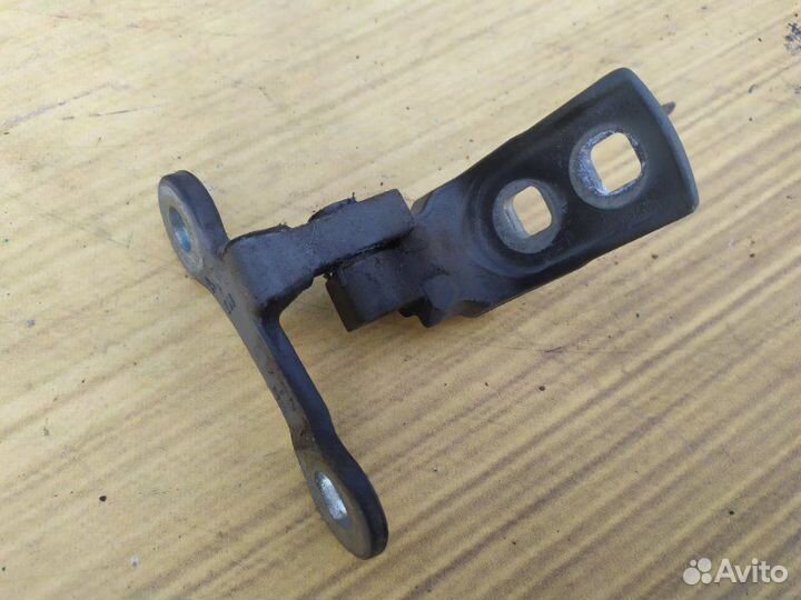 Петля двери передняя правая Opel Vectra C sedan