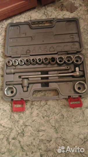 Набор инструментов для авто в чемодане