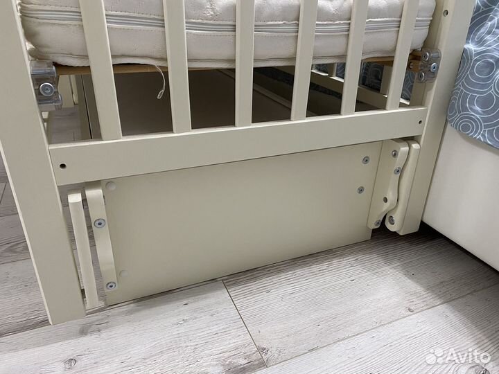 Кровать детская с маятником