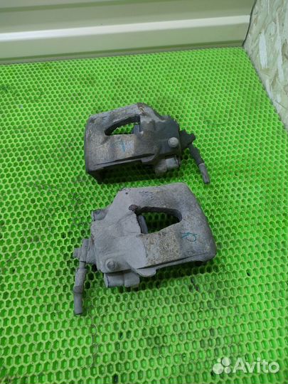 Передний суппорт Volkswagen Jetta 5 1.6 bse