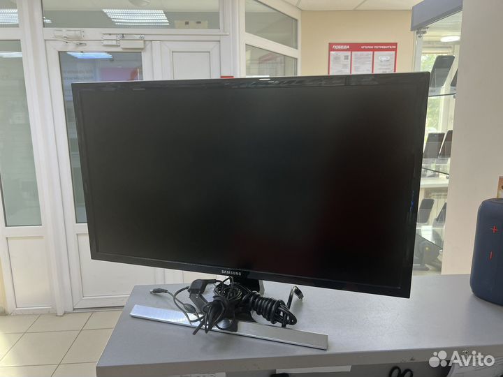 П122) Монитор Samsung U28E590D