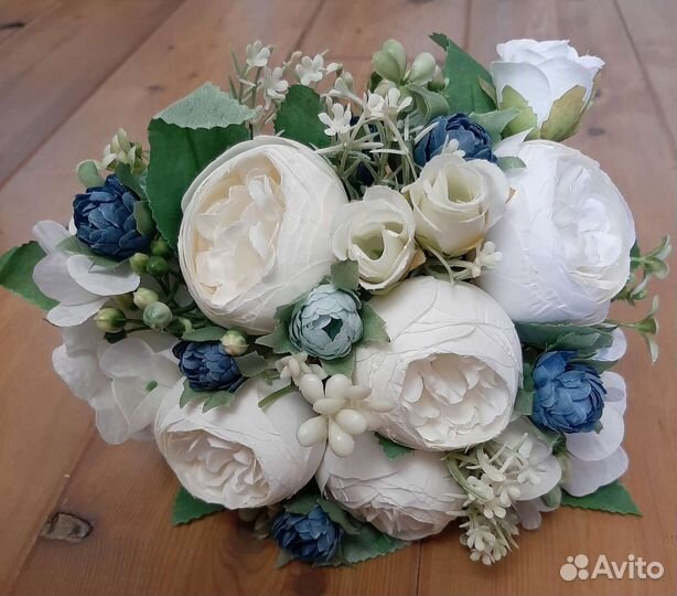 Букет белых пионов