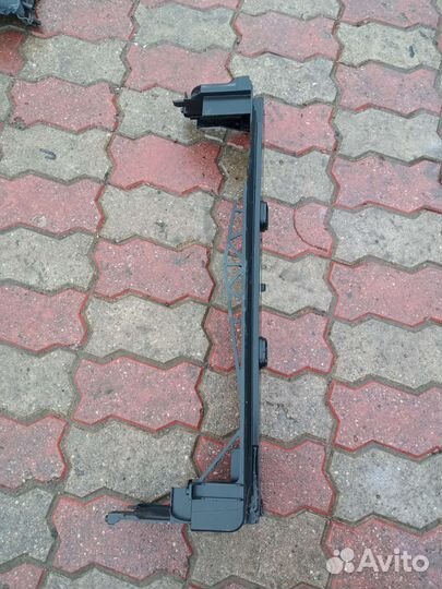 BMW F10 F11 основное крепление радиатора