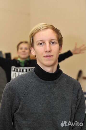 Мойка окон. Работает студент. Мытьё окон