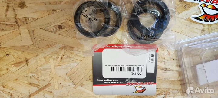 Комлект сальников и пыльников для вилки, новое