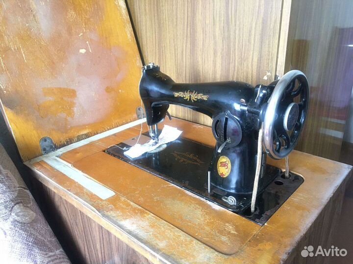 Швейная машинка с тумбой