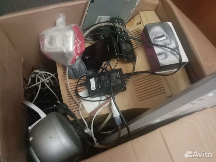 Коробка со всякой электроникой