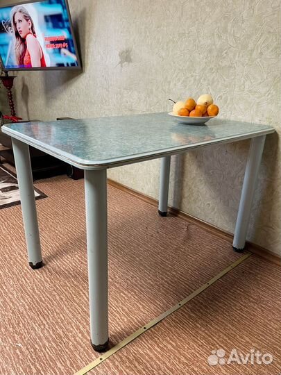 Стол кухонный