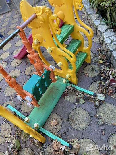 Детская горка и качели