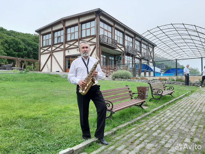 Саксофонист на праздник