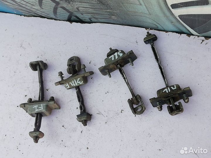 Ограничитель дверей Форд Фокус1