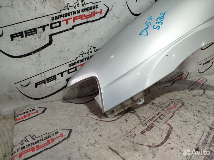 Крыло mazda demio DW3W DW5W D26752211B переднее левое 2 модель серебро, 22V S3762