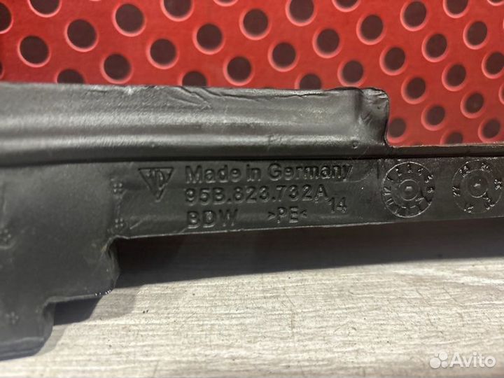 Уплотнитель капота Porsche Macan 95B DLZ 3.0