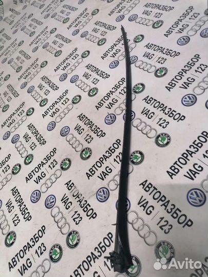 Молдинг лобового стекла Фольксваген Гольф 5