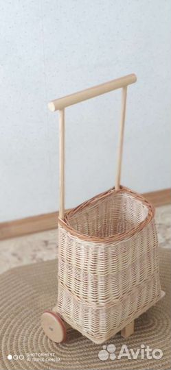 Плетёная корзина - тележка из ивы