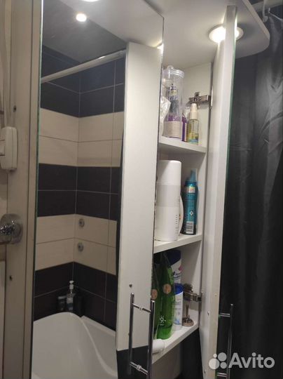 Зеркало с полками в ванную