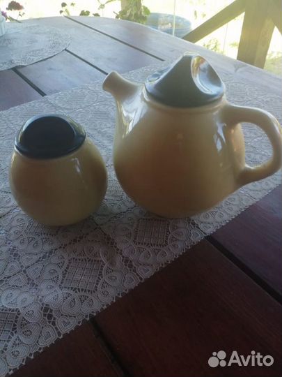 Заварочный чайник и сахарница