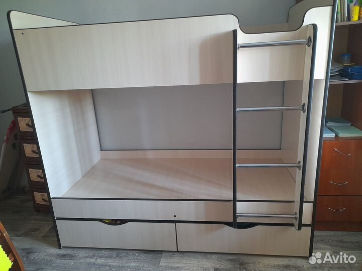 Детская кровать двухъярусная с лестницей
