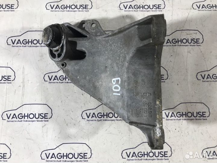 Кронштейн двигателя правый Audi 100 C4 2.3 AAR