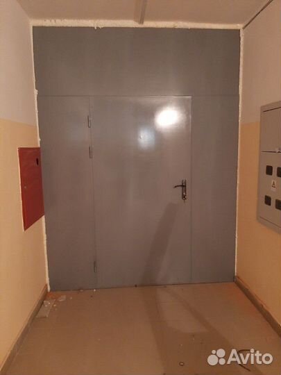 Входная металлическая дверь / Тамбурная дверь