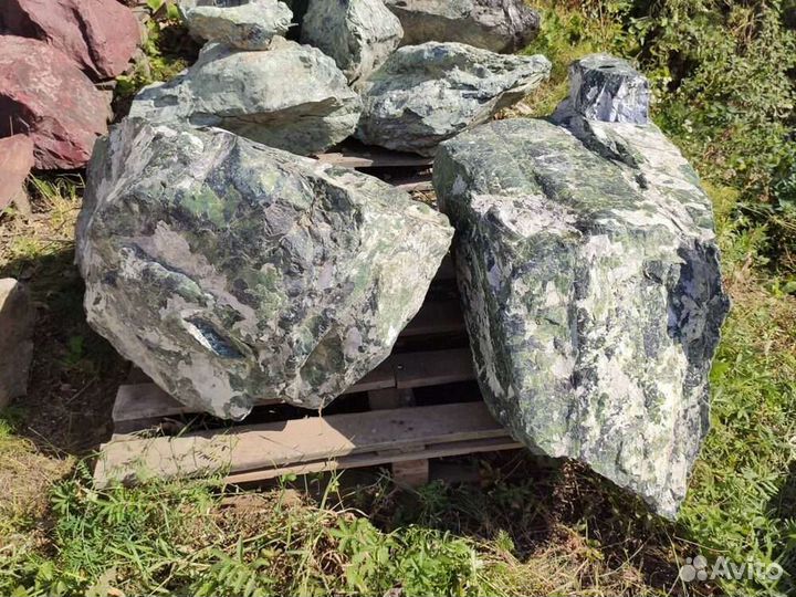 Природный камень змеевик натуральный салатовый