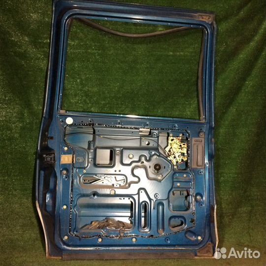 Дверь задняя левая nissan Serena C23 Синяя вмятинк