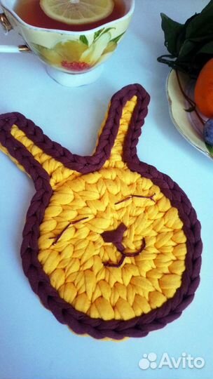 Подставка Зайка под горячее из трикотажной пряжи