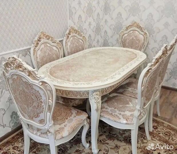 Кухонный стол и стулья