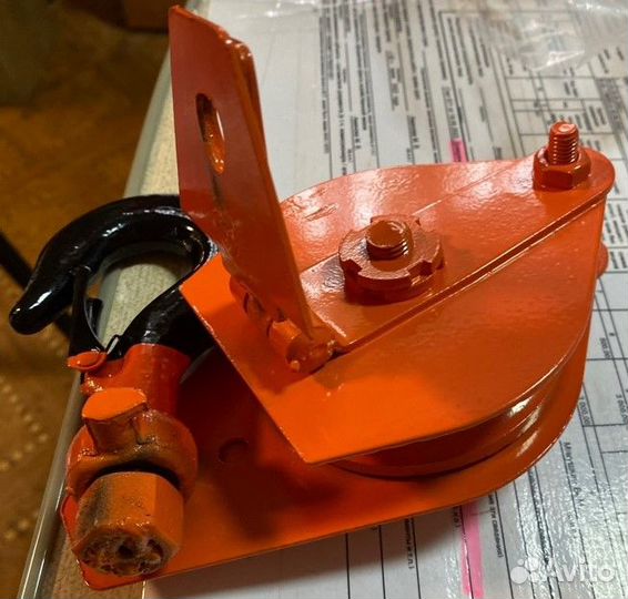 Блок шкивовый однорольный с крюком и отк щекой