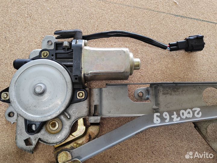 Замок двери задний левый nissan Sirena