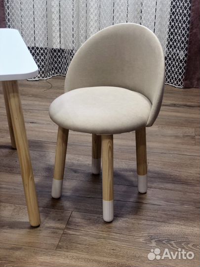 Столик +стульчик мягкий новый